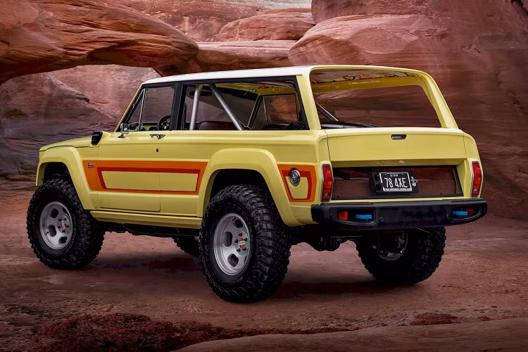 Xe vận hành bằng động cơ 4 xi-lanh 2.0L tăng áp kết hợp cùng 2 mô-tơ điện, bộ pin và hộp số tự động 8 cấp nên đạt được mức hiệu năng phù hợp với tiêu chuẩn năm 2023.