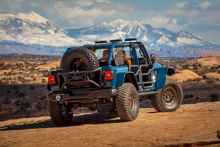 Màu ngoại thất Dark Harbor cũng được sử dụng cho bảng điều khiển, kết hợp với 2 loại da Nappa riêng biệt cho nội thất là Acorn Squash và Carnegie Hall, cùng với đường chỉ khâu Serafil màu trắng và các điểm nhấn màu đồng Vintage Bronze cổ điển.