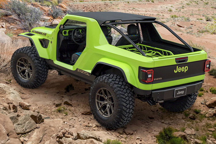 Bộ ghế có các chi tiết kẻ sọc với nhiều tông màu xanh khác nhau và đường chỉ khâu màu xanh lá. Bên dưới nắp ca-pô có miếng che gần như trong suốt của chiếc Scrambler 392 chứa động cơ HEMI V8 6.4L sản sinh công suất 470 mã lực (346 kW) và mô-men xoắn cực đại 637 Nm, không thay đổi so với nguyên bản Wrangler Rubicon 392.