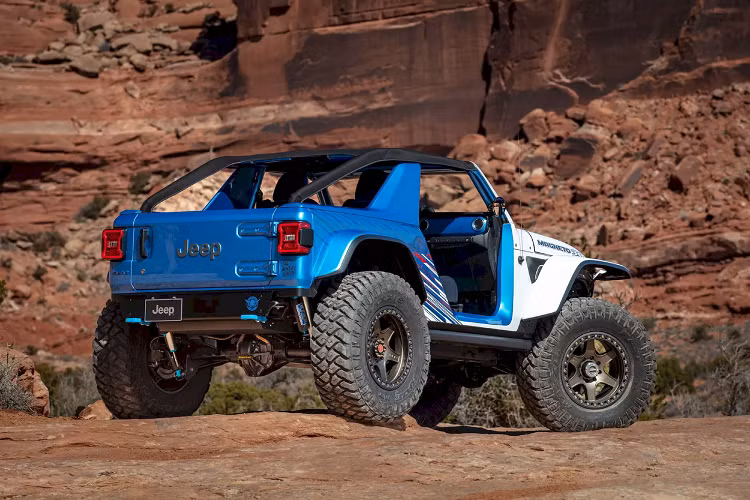 Các cột B dày hơn và được lùi về phía sau 60 mm để lối ra-vào xe rộng thêm 15 cm. Ở phía trước là mặt ca-lăng kiểu mới với 7 khe thông gió, nắp ca-pô trong suốt và kính chắn gió dốc hơn.