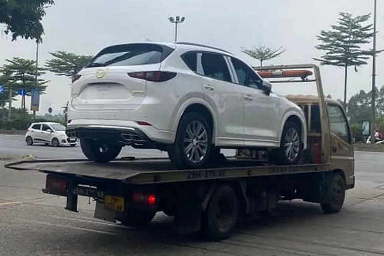Mặc dù sức hút chưa hề giảm sút, nhưng sự thật là Mazda CX-5 2023 mới đã không có bất kỳ nâng cấp nào kể từ tháng 6/2020. Và thực tế, Mazda CX-5 thế hệ thứ 2 ở Việt Nam cũng đã ra mắt khá lâu, từ tháng 7/2019.