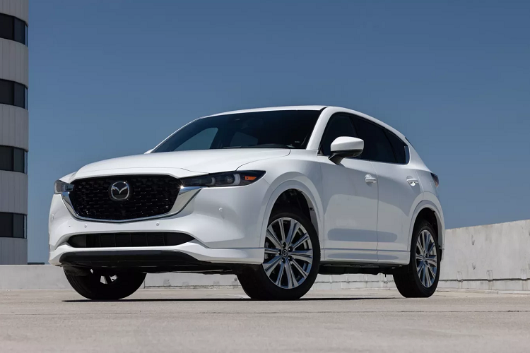 Trên thế giới, phiên bản facelift của Mazda CX-5 gen 2 ra mắt vào tháng 9/2021. Và phiên bản này cũng đã trình làng tại Indonesia vào tháng 4/2022. So với phiên bản hiện tại, Mazda CX-3 2023 chuẩn bị ra mắt sẽ có những thay đổi tập trung vào thiết kế.