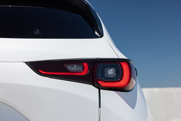 Mặc dù không nâng cấp trong một thời gian dài, nhưng Mazda CX-5 vẫn là mẫu xe bán chạy trong phân khúc CUV cỡ C tại Việt Nam. Trong 4 tháng đầu năm 2023, doanh số Mazda CX-5 đạt 3.266 xe, chỉ sau hai đối thủ Toyota Corolla Cross (4.726 xe) và VinFast VF e34 (3.798 xe).