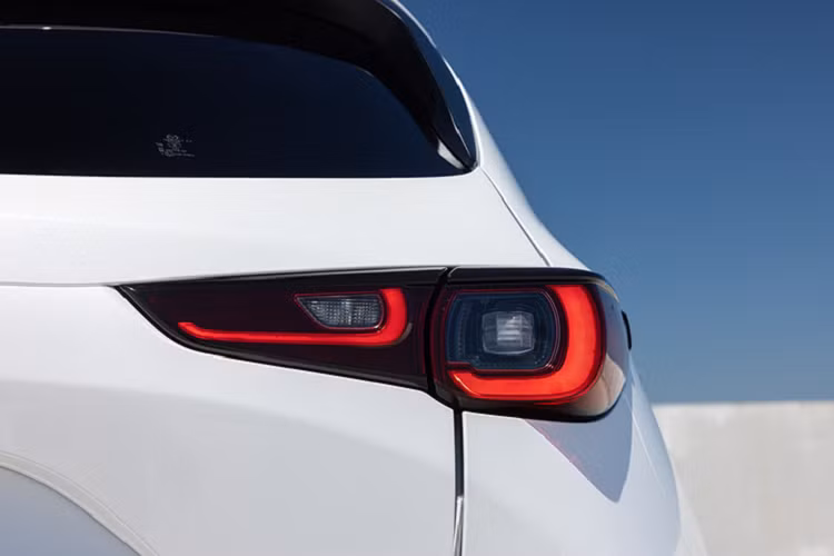 Mặc dù không nâng cấp trong một thời gian dài, nhưng Mazda CX-5 vẫn là mẫu xe bán chạy trong phân khúc CUV cỡ C tại Việt Nam. Trong 4 tháng đầu năm 2023, doanh số Mazda CX-5 đạt 3.266 xe, chỉ sau hai đối thủ Toyota Corolla Cross (4.726 xe) và VinFast VF e34 (3.798 xe).