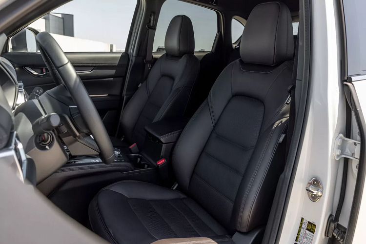 Ngoài ra, đèn hậu xe cũng được vuốt mỏng và cũng có đồ họa mới, đồng bộ thiết kế với cụm đèn pha phía trước. Thiết kế bên trong Mazda CX-5 2023 cũng sẽ tương tự phiên bản tiền nhiệm, nhưng sẽ thay đổi chất liệu trang trí. Tại Indonesia, Mazda CX-5 2023 có khoang cabin bọc da đen chủ đạo, kết hợp thêu chỉ nổi màu đỏ cho ghế ngồi và tapi cửa.