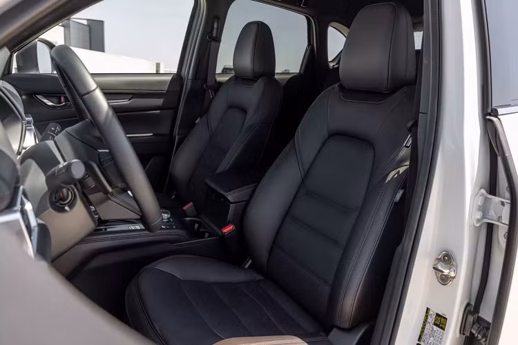 Ngoài ra, đèn hậu xe cũng được vuốt mỏng và cũng có đồ họa mới, đồng bộ thiết kế với cụm đèn pha phía trước. Thiết kế bên trong Mazda CX-5 2023 cũng sẽ tương tự phiên bản tiền nhiệm, nhưng sẽ thay đổi chất liệu trang trí. Tại Indonesia, Mazda CX-5 2023 có khoang cabin bọc da đen chủ đạo, kết hợp thêu chỉ nổi màu đỏ cho ghế ngồi và tapi cửa.