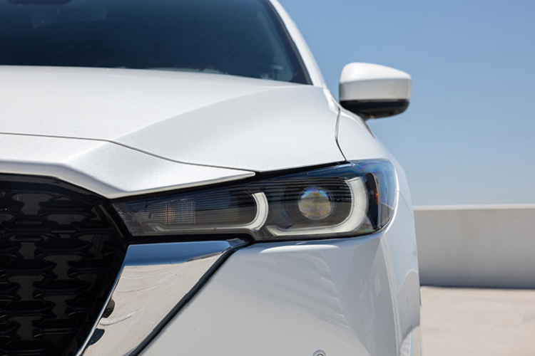 Trang bị đáng chú ý như: Hỗ trợ phanh thông minh (SBS) &amp; Cảnh báo vật cản phía trước (FOW); Điều khiển hành trình thích ứng tự động (MRCC); Hỗ trợ di chuyển trong phố (CTS); Cảnh báo lệch làn đường (LDWS); Hỗ trợ giữ làn đường (LAS); Đèn pha thích ứng chủ động (ALH).