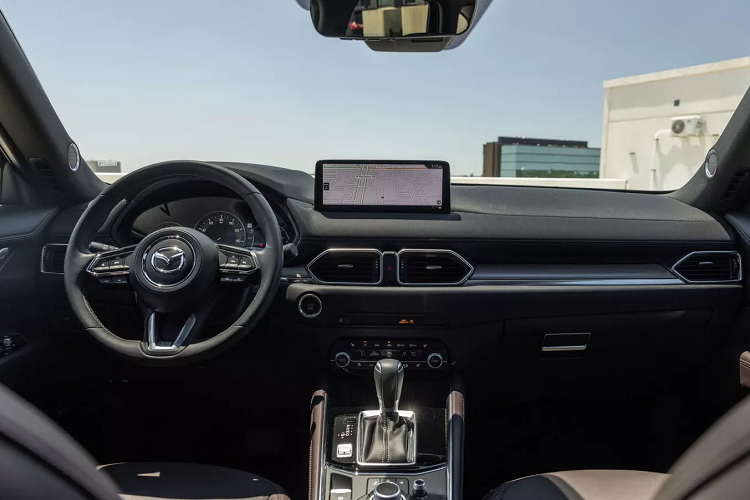 Mazda CX-5 2023 vẫn giữ thiết kế KODO chủ đạo, nhưng các chi tiết được tinh gọn, và vuốt mảnh hơn đáng kể. Cụm đèn pha phía trước sẽ thay đổi đồ họa chiếu sáng, bao gồm cả thiết kế đèn LED ban ngày. Trong khi đó cụm lưới tản nhiệt cũng sẽ thay đổi họa tiết tương tự Mazda3 thế hệ mới.