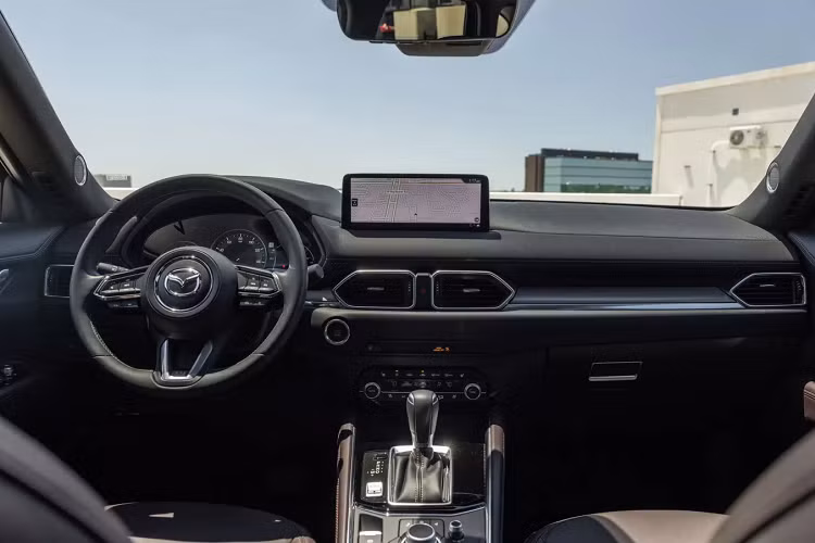 Mazda CX-5 2023 vẫn giữ thiết kế KODO chủ đạo, nhưng các chi tiết được tinh gọn, và vuốt mảnh hơn đáng kể. Cụm đèn pha phía trước sẽ thay đổi đồ họa chiếu sáng, bao gồm cả thiết kế đèn LED ban ngày. Trong khi đó cụm lưới tản nhiệt cũng sẽ thay đổi họa tiết tương tự Mazda3 thế hệ mới.