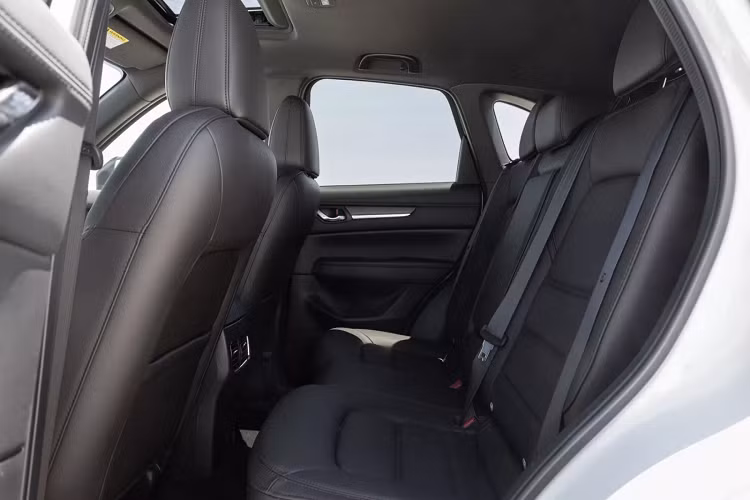 Trang bị tiện ích cho Mazda CX-5 2023 vẫn bao gồm màn hình cảm ứng trung tâm 8 inch, tích hợp Apple CarPlay và Android Auto, đi kèm với dàn âm thanh Bose 10 loa cao cấp. Ngoài ra, các tính năng cao cấp khác như cửa sổ trời, sạc không dây, màn hình hiển thị kính lái HUD, camera 360 độ, phanh tay điện tử, cốp điều chỉnh điện...