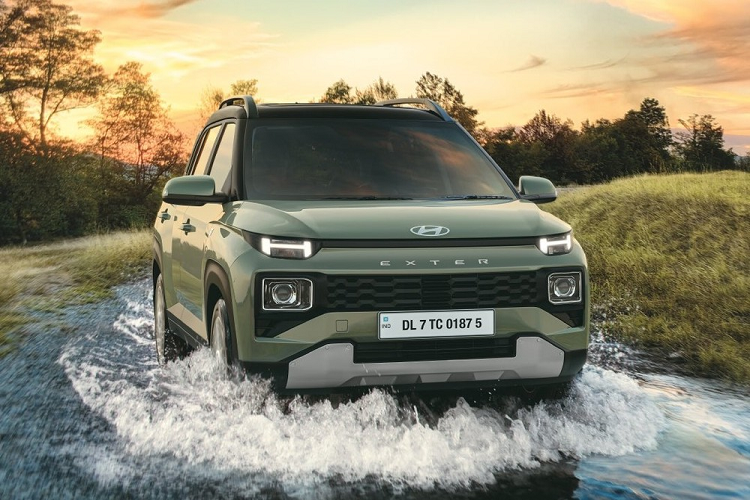 Bên cạnh những trang bị kể trên, Exter còn lộ diện khá rõ ràng qua những hình ảnh do hãng Hyundai tung ra. Theo đó, mẫu SUV hạng A này sở hữu một số nét thiết kế tương tự đàn anh SantaFe thế hệ mới như dải đèn LED định vị ban ngày hình chữ "H" trên đầu xe.