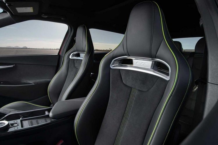 Ngay từ thời điểm mông bạn chạm vào chiếc ghế thể thao được gia cố chắc chắn, ngay tầm mắt đã xuất hiện thêm 1 điểm nhấn đó là vô lăng xe có thêm nút “GT” màu neon. Giá xe Kia EV6 GT 2023 khởi điểm là 62.695 đô la bao gồm cả phí vận chuyển đến Mỹ là 1.295 đô la, xe đã nhận được sự điều chỉnh về giá hạ, để cạnh tranh cho cuộc đua tốt hơn với Ford Mustang Mach-E GT và Tesla Model Y Performance.