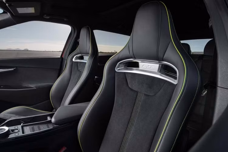 Ngay từ thời điểm mông bạn chạm vào chiếc ghế thể thao được gia cố chắc chắn, ngay tầm mắt đã xuất hiện thêm 1 điểm nhấn đó là vô lăng xe có thêm nút “GT” màu neon. Giá xe Kia EV6 GT 2023 khởi điểm là 62.695 đô la bao gồm cả phí vận chuyển đến Mỹ là 1.295 đô la, xe đã nhận được sự điều chỉnh về giá hạ, để cạnh tranh cho cuộc đua tốt hơn với Ford Mustang Mach-E GT và Tesla Model Y Performance.