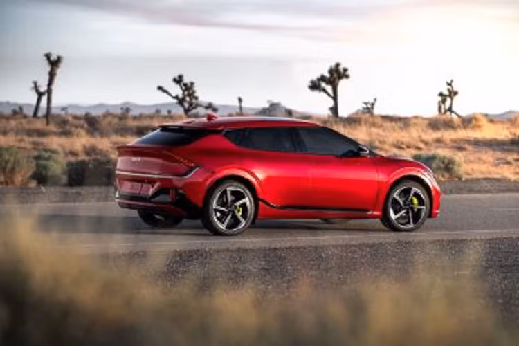 Ngay cả khi cụm công cụ kỹ thuật số 12,3 inch hiển thị tốc độ ngày càng cao, chiếc xe điện thể thao nhất của Kia vẫn cho cảm giác ổn định và linh hoạt dù trọng lượng xe đến 2.175 kg, hệ thống treo có nhiều tùy chỉnh với mức cuối cùng giúp xe biến thành 1 chiếc xe thể thao với bộ giảm chấn cứng nhất có thể.