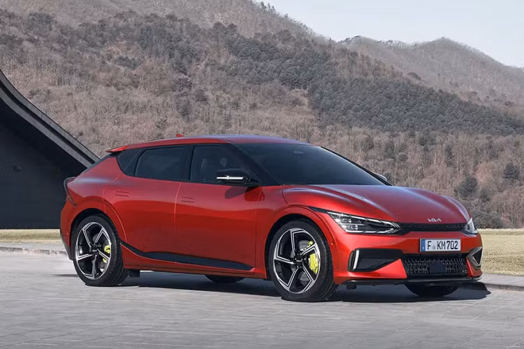 EV6 GT 2023 là 1 thứ gì đó rất hay ho của Kia khi bạn có thể vui vẻ trôi dạt xe trong đường đua, đặt bộ chọn ổ đĩa vào Eco hoặc Normal và bàn đạp ga trở nên ít phản hồi hơn, nhưng vẫn có nhiều mô-men xoắn để giúp Kia chuyển sang một làn sóng mô-men xoắn mượt mà, nhẹ nhàng.