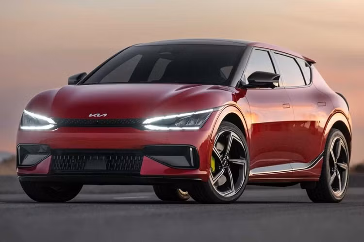 Không thể phủ nhận sức hấp dẫn của mẫu xe điện Kia EV6 2023, với phạm vi hoạt động tối đa gần 500 km và mức sạc 240 kilowatt, tuy nhiên, với việc là 1 chiếc xe crossover dành cho việc lái xe hàng ngày nên hệ thống treo được điều chỉnh cho đường phố đô thị nhiều hơn dù nhìn bên ngoài, EV6 hỗ trợ kiểu dáng mạnh mẽ.