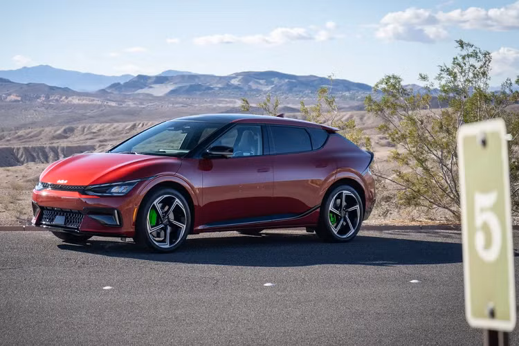 Các bộ giảm chấn thích ứng cũng mềm đi, làm giảm khả năng kiểm soát thân xe nhưng mang lại cảm giác thoải mái khi lái xe. Và cabin im lặng, thanh bình ở bất kỳ tốc độ nào, với tiếng ồn duy nhất là tiếng gió thổi qua các cột A và âm thanh đẩy có thể lựa chọn