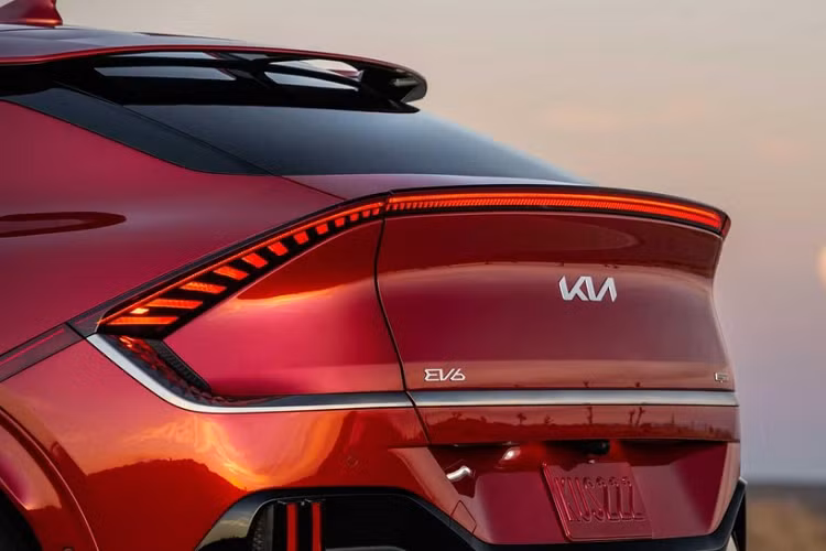 Ở phiên bản Kia EV6 GT nhận được một số bản cập nhật phù hợp với vị thế hàng đầu của nó, bao gồm động cơ điện phía trước và phía sau mạnh mẽ hơn với kết quả cuối cùng là tạo ra 576 mã lực và 739 Nm, tăng 256 mã lực và 134 Nm so với chiếc EV6 mạnh nhất tiếp theo.