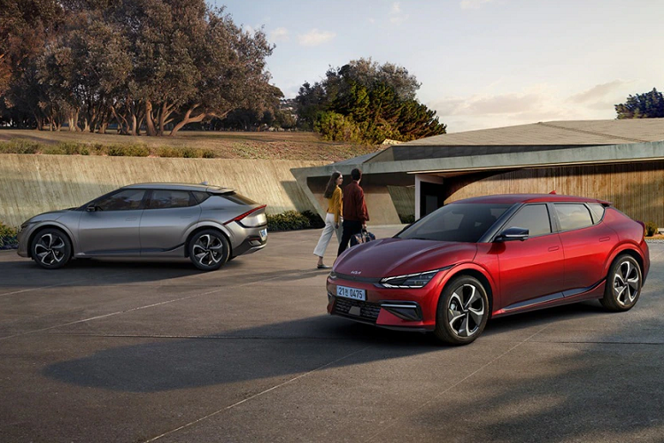 Các trang bị nội thất của EV6 tiêu chuẩn vẫn được chuyển sang GT một cách sao chép bao gồm sàn phẳng ở phía sau, chỗ để chân hàng ghế trước thoáng mát, bảng điều khiển trung tâm rộng rãi và ổ cắm V2L 120 volt ở hàng ghế sau.