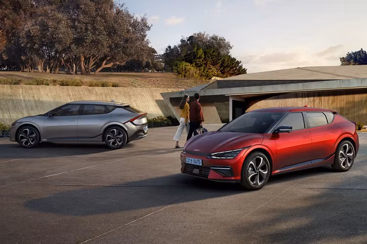 Các trang bị nội thất của EV6 tiêu chuẩn vẫn được chuyển sang GT một cách sao chép bao gồm sàn phẳng ở phía sau, chỗ để chân hàng ghế trước thoáng mát, bảng điều khiển trung tâm rộng rãi và ổ cắm V2L 120 volt ở hàng ghế sau.