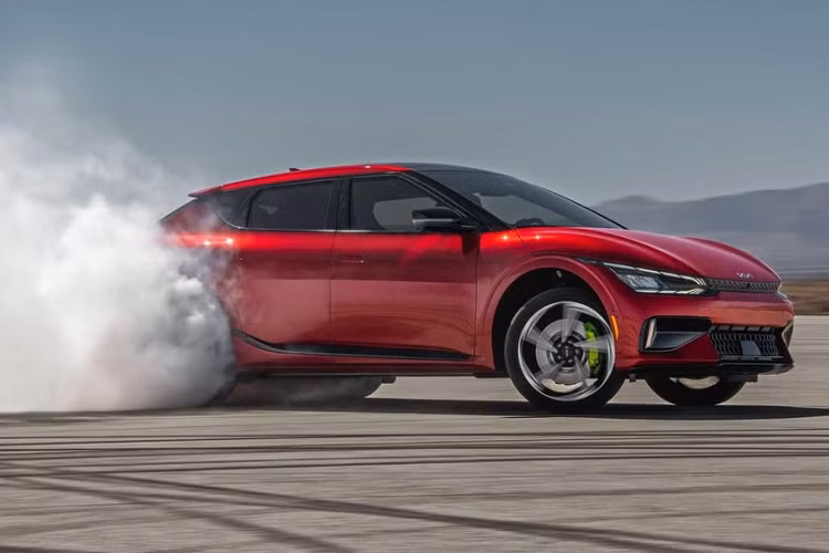 Màu nổi này lại 1 lần nữa được nhìn thấy trên xe Kia EV6 GT 2023 nhưng là được mang vào nội thất trên bảng điều khiển trung tâm. Ghế xô bằng da lộn cũng có một số điểm nhấn màu xanh lá cây tươi sáng, giúp làm sinh động cabin nếu không có màu đen.