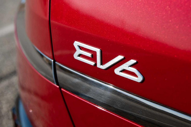 Kia bố trí nút GT trên vô lăng xe không để làm cho vui mà khi ấn vào, xe sẽ kích hoạt chế độ lái dành riêng cho phiên bản EV6 hàng đầu, đẳng cấp nhất.