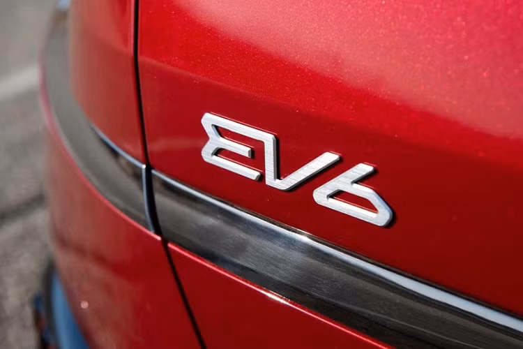 Kia bố trí nút GT trên vô lăng xe không để làm cho vui mà khi ấn vào, xe sẽ kích hoạt chế độ lái dành riêng cho phiên bản EV6 hàng đầu, đẳng cấp nhất.