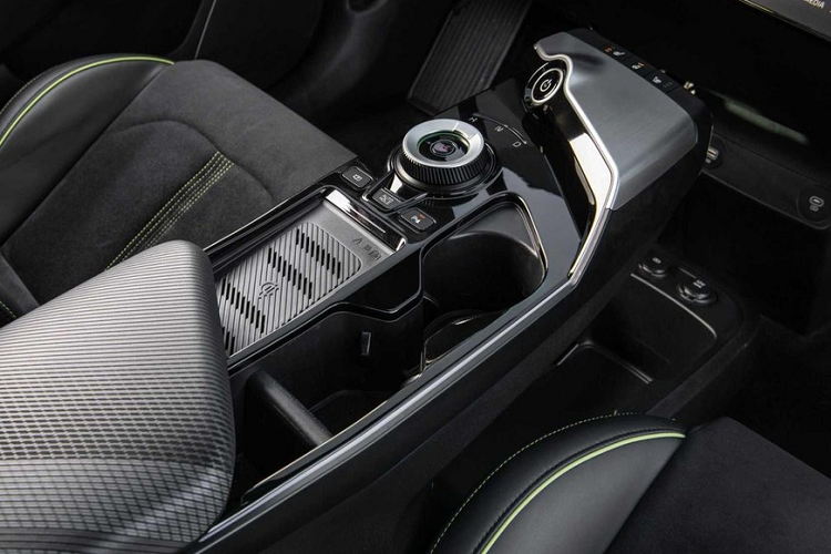 Với giá từ 62.695 đô la, rõ ràng khách hàng muốn mua xe phải chú ý nhiều về động cơ và khả năng vận hành của chiếc xe crossover thuần điện này. Trong khi các chế độ còn lại là Eco, Normal và Sport sẽ hạn chế một chút công suất của động cơ điện, thì chế độ GT giải phóng toàn bộ công suất tối đa 576 mã lực của xe, từ đó, giúp chủ nhân sẽ trải nghiệm chiếc xe mạnh nhất và tăng tốc nhanh nhất mà Kia từng chế tạo.