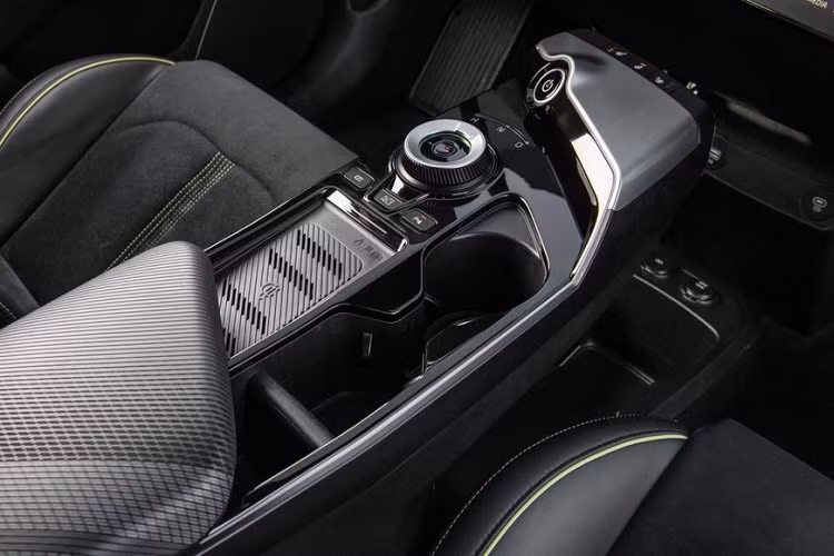 Với giá từ 62.695 đô la, rõ ràng khách hàng muốn mua xe phải chú ý nhiều về động cơ và khả năng vận hành của chiếc xe crossover thuần điện này. Trong khi các chế độ còn lại là Eco, Normal và Sport sẽ hạn chế một chút công suất của động cơ điện, thì chế độ GT giải phóng toàn bộ công suất tối đa 576 mã lực của xe, từ đó, giúp chủ nhân sẽ trải nghiệm chiếc xe mạnh nhất và tăng tốc nhanh nhất mà Kia từng chế tạo.