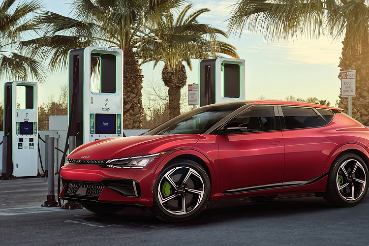 Có 691 lít không gian cho khoang hành lý, nếu muốn tăng lên, hàng ghế thứ hai phải gập lại và lúc này con số lên đến 1.423 lít, con số này vẫn thấp hơn một chút so với đối thủ Ford Mustang Mach-E GT nhưng chủ nhân của EV6 GT vẫn có thể mang theo một lượng đồ đạc kha khá cho một chuyến đi đường dài.