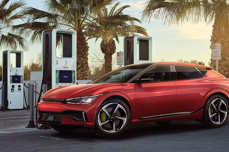 Có 691 lít không gian cho khoang hành lý, nếu muốn tăng lên, hàng ghế thứ hai phải gập lại và lúc này con số lên đến 1.423 lít, con số này vẫn thấp hơn một chút so với đối thủ Ford Mustang Mach-E GT nhưng chủ nhân của EV6 GT vẫn có thể mang theo một lượng đồ đạc kha khá cho một chuyến đi đường dài.