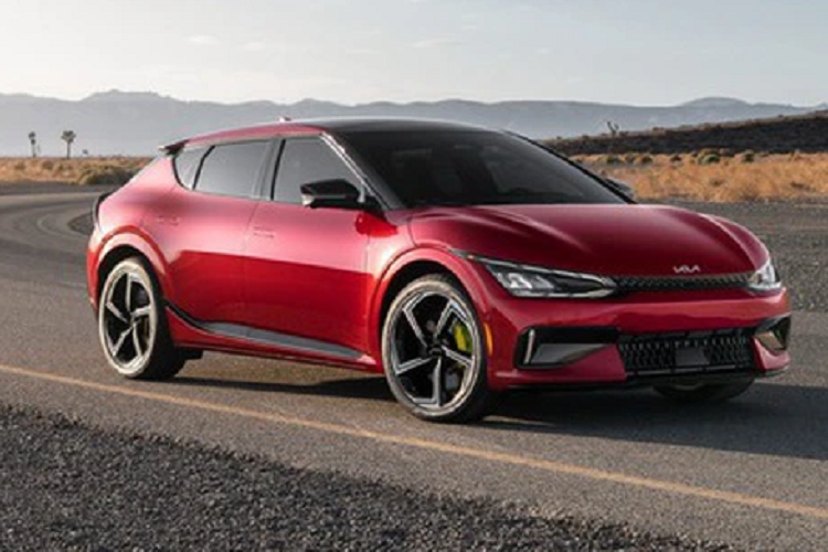 Trên những đoạn đường góc cua, tốt nhất bạn nên giảm tốc độ từ mạnh sang nhanh, phanh sớm hơn một chút để vào cua và sau đó tăng tốc ra ngoài để giúp xe ổn định. Với khả năng phục hồi năng lượng đa chế độ được đặt ở “i-Pedal” tối đa, hệ thống phanh lớn hơn có cảm giác phù hợp hơn với nhiệm vụ kéo EV6 xuống khỏi tốc độ.