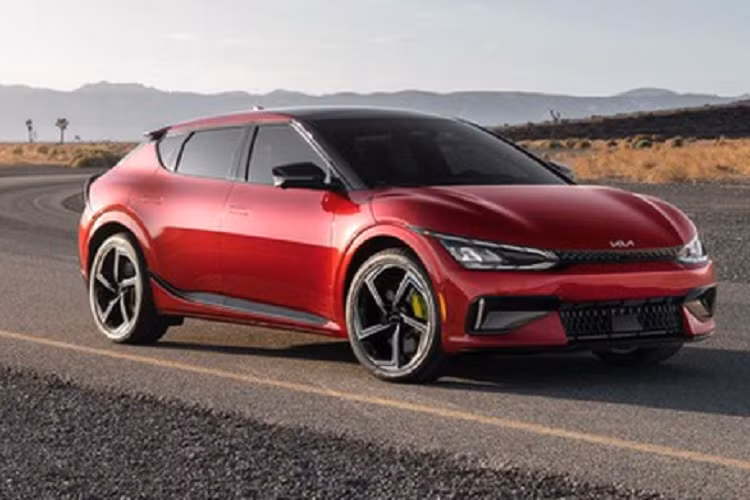 Trên những đoạn đường góc cua, tốt nhất bạn nên giảm tốc độ từ mạnh sang nhanh, phanh sớm hơn một chút để vào cua và sau đó tăng tốc ra ngoài để giúp xe ổn định. Với khả năng phục hồi năng lượng đa chế độ được đặt ở “i-Pedal” tối đa, hệ thống phanh lớn hơn có cảm giác phù hợp hơn với nhiệm vụ kéo EV6 xuống khỏi tốc độ.