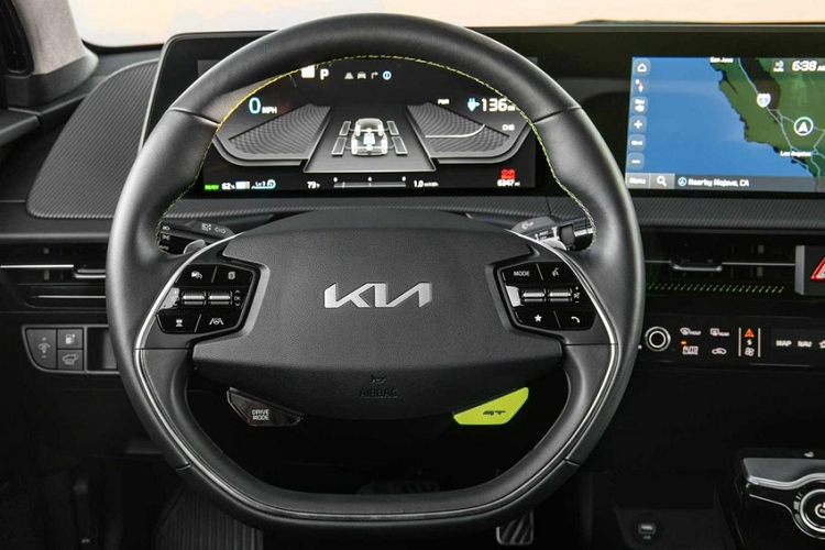 Sự thay đổi thuyết phục nhất lại nằm trong bánh xe 21 inch dành riêng cho GT được bọc trong lốp Goodyear Eagle F1, cao hơn 1 inch so với GT-Line, có vẻ như việc tăng công suất cho xe lên 576 mã lực đã khiến Kia phải tìm bộ lốp mới cho chiếc xe điện của mình, thay đổi tiếp là kẹp phanh cho bánh trước và bánh sau có màu xanh neo.