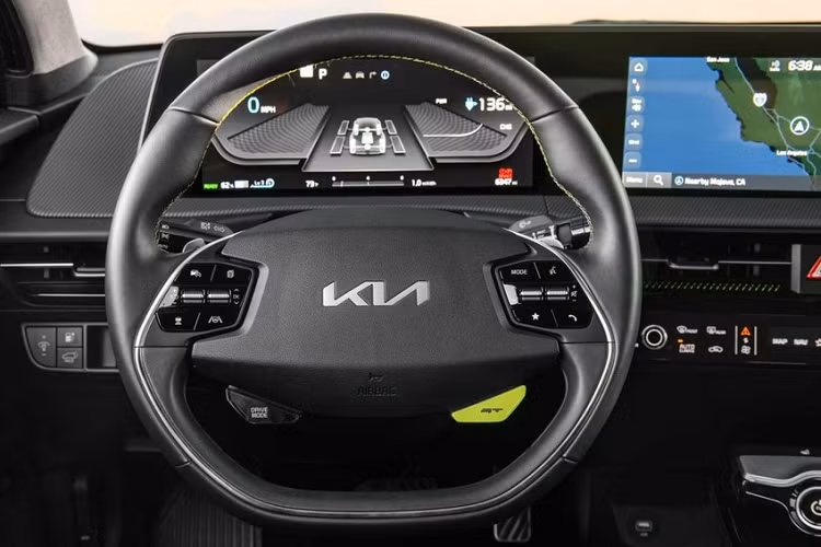 Sự thay đổi thuyết phục nhất lại nằm trong bánh xe 21 inch dành riêng cho GT được bọc trong lốp Goodyear Eagle F1, cao hơn 1 inch so với GT-Line, có vẻ như việc tăng công suất cho xe lên 576 mã lực đã khiến Kia phải tìm bộ lốp mới cho chiếc xe điện của mình, thay đổi tiếp là kẹp phanh cho bánh trước và bánh sau có màu xanh neo.