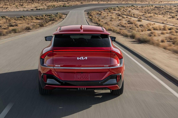 Kia EV6 GT chạy nước rút từ vị trí xuất phát lên 100 km/h chỉ trong thời gian 3,4 giây, nhanh hơn bốn phần mười so với Ford Mustang Mach-E GT tiêu chuẩn và nhanh hơn một phần mười so với đối thủ Tesla Model Y Performance. Xe cũng đạt tốc độ tối đa 260 km/n. Chiếc Kia EV6 GT 2023 sẽ bứt phá với uy quyền nhờ hệ thống bám bốn bánh và mô-men xoắn tức thời.