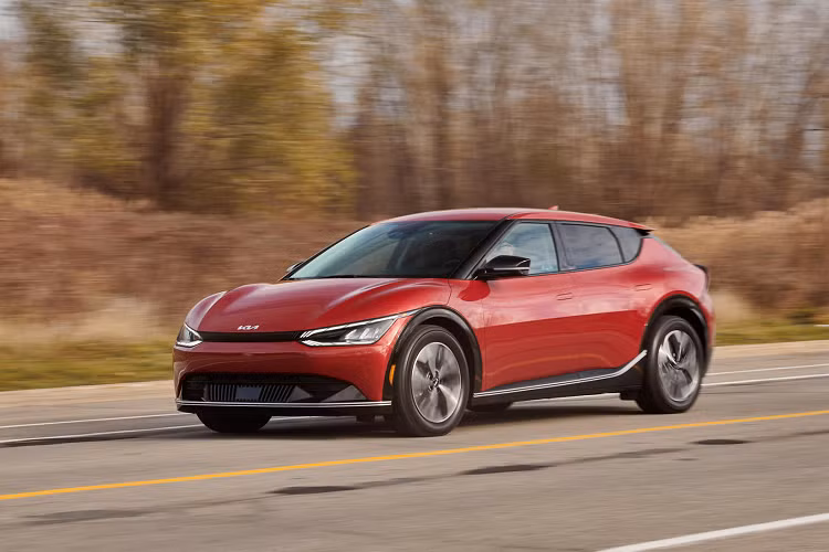 Cabin cũng được bố trí hợp lý, với cụm công cụ kỹ thuật số kết hợp với màn hình cảm ứng 12,3 inch phù hợp, dễ sử dụng, mặc dù không có CarPlay và Android Auto không dây.