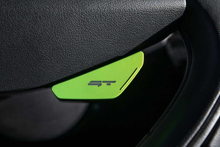 Ngoài sức mạnh, xe còn được trang bị thêm thanh giằng khung và kiểu dáng được sửa đổi sẽ được chúng tôi đánh giá dưới đây. Kia EV6 2023 có những thay đổi dành cho GT tương đối hạn chế, dù vậy, các mặt bên đã có sự khác biệt như hình nêm với mũi thấp, đường viền cong lên trên và một cánh lướt gió nhỏ nằm gọn gàng ở mui xe.