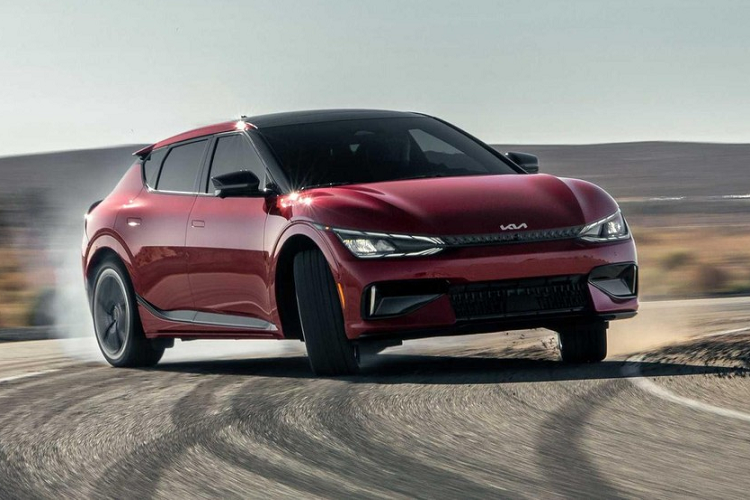 Phân khúc crossover thuần điện đang nhận được nhiều sự quan tâm đặc biệt của các hãng xe như Kia EV6 GT 2023 mới hay các mẫu xe của Ford, Hyundai, Chevrolet, Volkswagen, Audi, BMW, Jaguar và Tesla.