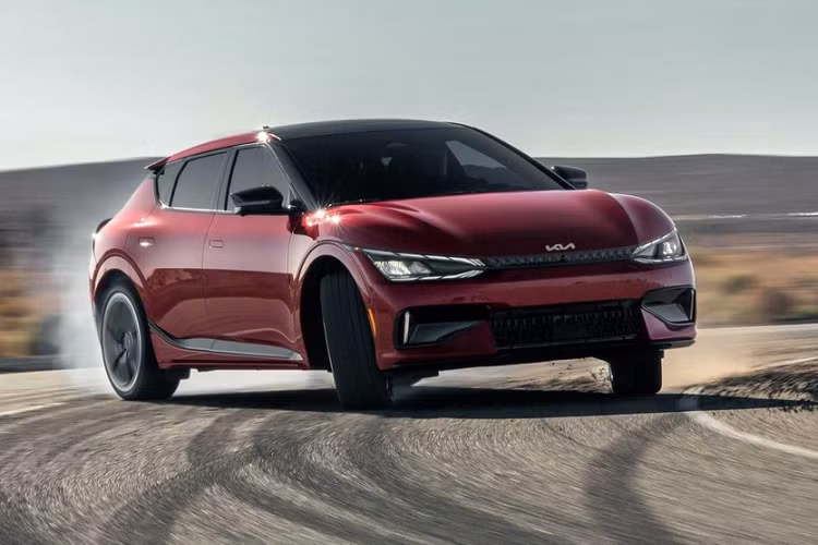 Phân khúc crossover thuần điện đang nhận được nhiều sự quan tâm đặc biệt của các hãng xe như Kia EV6 GT 2023 mới hay các mẫu xe của Ford, Hyundai, Chevrolet, Volkswagen, Audi, BMW, Jaguar và Tesla.