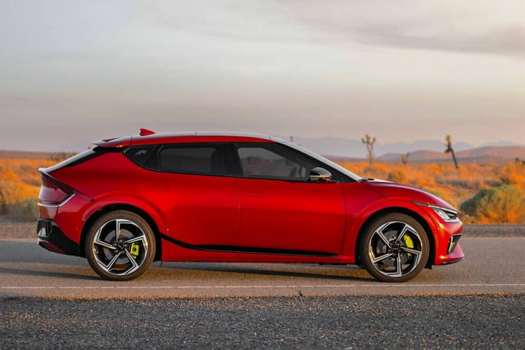 Bạn thực sự muốn phiêu khi lái EV6 GT, Kia có trang bị một chế độ Drift giúp việc bốc khói cho bánh xe sau dễ dàng hơn, trượt vào cua ngọt ngào ngay cả khi bạn mới nhập môn đốt lốp.