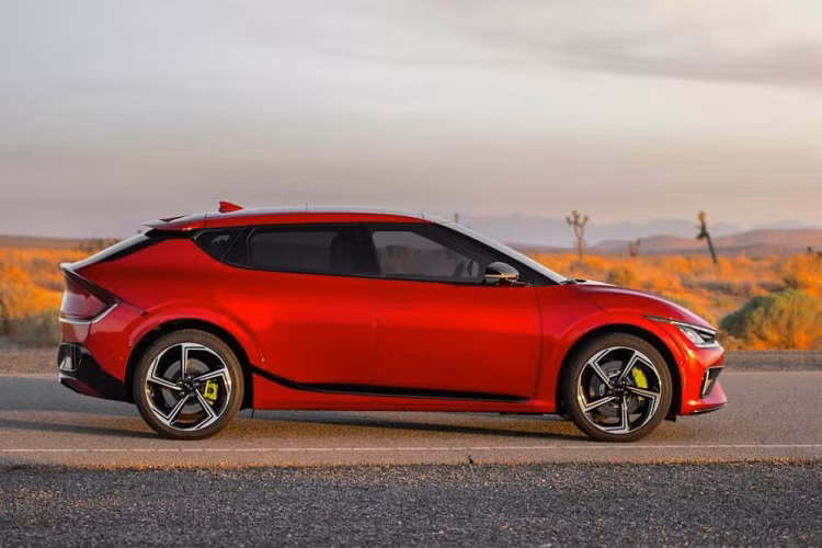 Bạn thực sự muốn phiêu khi lái EV6 GT, Kia có trang bị một chế độ Drift giúp việc bốc khói cho bánh xe sau dễ dàng hơn, trượt vào cua ngọt ngào ngay cả khi bạn mới nhập môn đốt lốp.