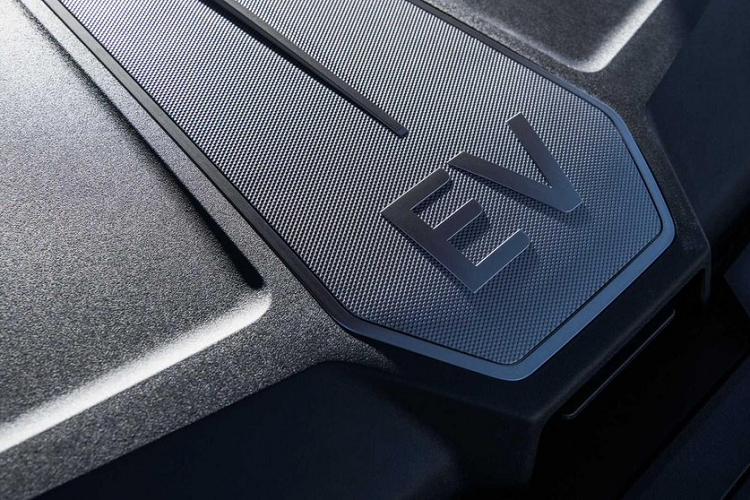 Đèn pha và đèn hậu sọc có sức hấp dẫn hơn. Cản sau đã được định hình lại một chút với các thanh dọc được sơn màu trắng, nằm chính giữa khuếch tán gió.