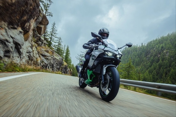 Động cơ tích hợp công nghệ Start/Stop. Hộp số cho phép chọn số tự động AT hoặc MT. Theo kế hoạch, Ninja 7 hybrid sẽ bắt đầu được bán ra vào đầu năm 2024. Giá xe Kawasaki Ninja 7 Hybrid 2024 chính thức sẽ được tiết lộ sau.