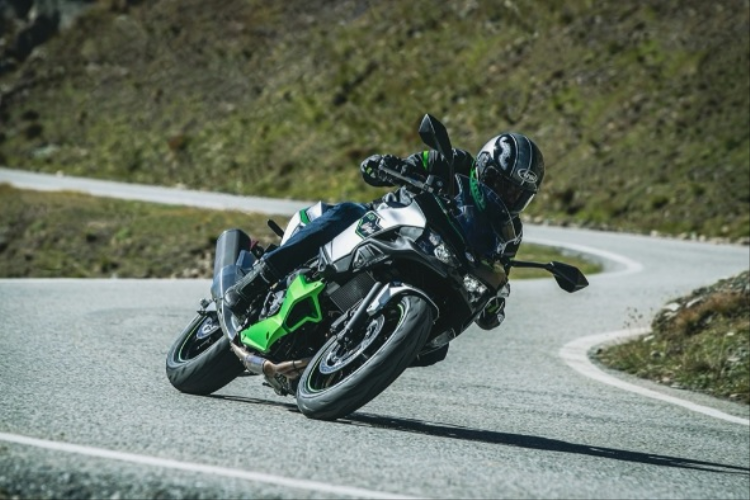 Xe có thiết kế tương đồng với Ninja 650 nhưng một số chi tiết đã được tinh chỉnh để phù hợp với hệ truyền động hybrid. Xe môtô Kawasaki Ninja 7 Hybrid được trang bị màn hình kỹ thuật số TFT, có thể kết nối điện thoại thông minh.