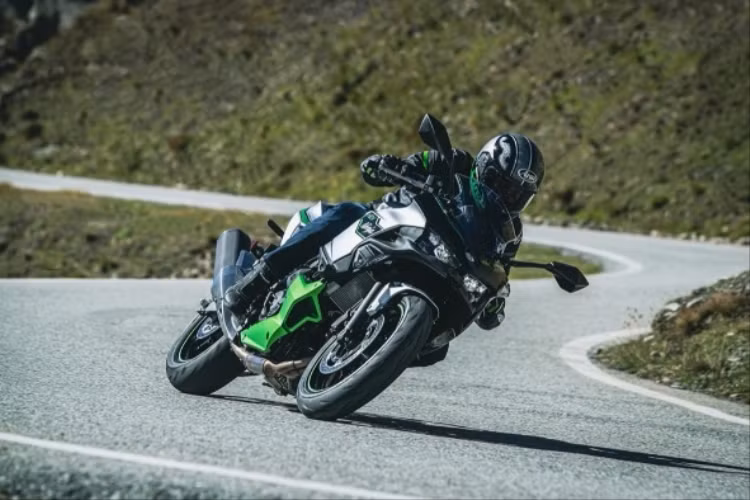 Xe có thiết kế tương đồng với Ninja 650 nhưng một số chi tiết đã được tinh chỉnh để phù hợp với hệ truyền động hybrid. Xe môtô Kawasaki Ninja 7 Hybrid được trang bị màn hình kỹ thuật số TFT, có thể kết nối điện thoại thông minh.