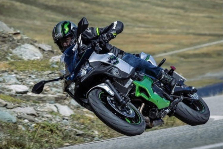 Theo Kawasaki, khi sử dụng chức năng trợ lực của mô-tơ điện, Ninja 7 Hybrid sẽ mang lại “khả năng tăng tốc tức thời sánh ngang với mẫu supersport hạng 1000cc ngay từ đầu” nhưng tiết kiệm xăng ngang các dòng xe 250cc. Mẫu mô tô hybrid này sẽ cung cấp 3 chế độ lái, gồm: Sport-Hybrid, Eco-Hybrid và EV2.