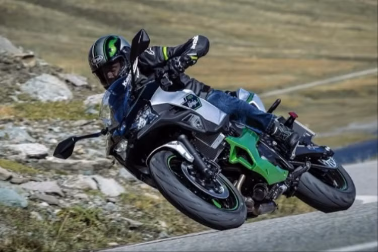 Theo Kawasaki, khi sử dụng chức năng trợ lực của mô-tơ điện, Ninja 7 Hybrid sẽ mang lại “khả năng tăng tốc tức thời sánh ngang với mẫu supersport hạng 1000cc ngay từ đầu” nhưng tiết kiệm xăng ngang các dòng xe 250cc. Mẫu mô tô hybrid này sẽ cung cấp 3 chế độ lái, gồm: Sport-Hybrid, Eco-Hybrid và EV2.