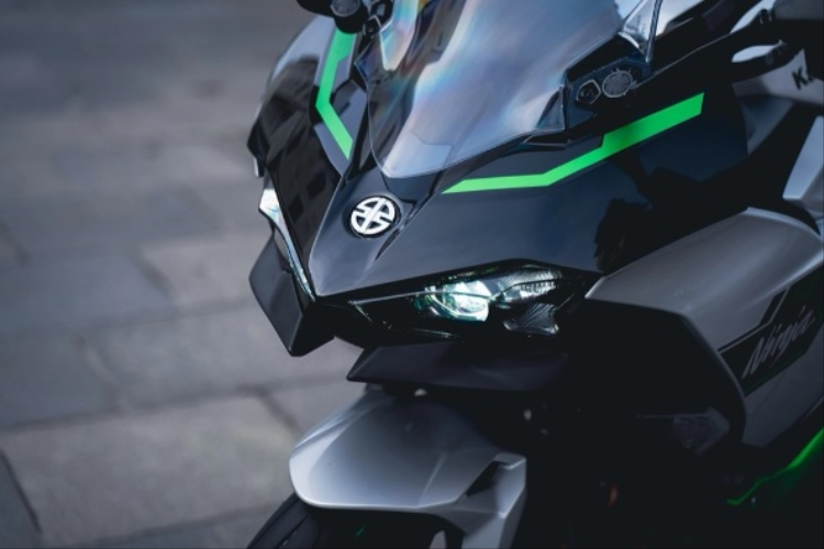 Cung cấp sức mạnh cho Ninja 7 Hybrid là khối động cơ xăng hai xi-lanh dung tích 451cc làm mát bằng chất lỏng, kết hợp với một mô tơ điện, sản sinh tổng công suất 69 mã lực. Để giúp phân bổ trọng lượng, cả động cơ điện và pin lithium ion 48V đều được đặt về phía trung tâm của xe.