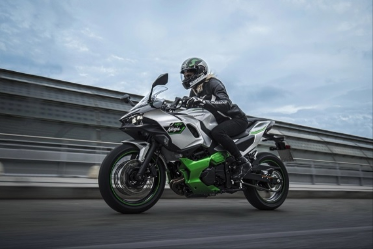 Chiếc xe phân khối lớn này sử dụng lốp tương tự như Ninja 400. Nhiều khả năng là loại Dunlop Sportmax Q5A kích thước 120/70ZR17 ở bánh trước và 160/60ZR17 ở bánh sau. Thắng trước dạng đĩa kép với heo dầu Nissin 2 piston tương tự như trên Ninja 650. Thắng sau là dạng đĩa đơn với heo dầu Nissin 2 piston thay vì loại 1 piston như của 650.